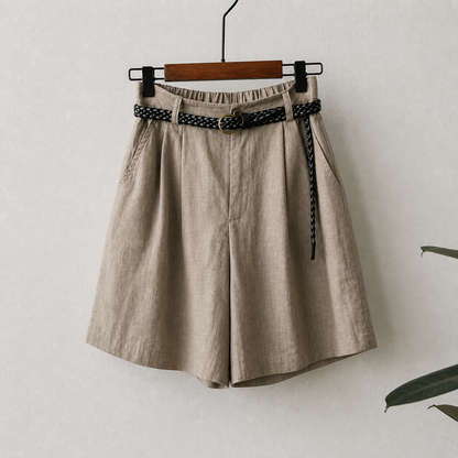 Short femme taille haute avec plis, passants de ceinture et poches latérales