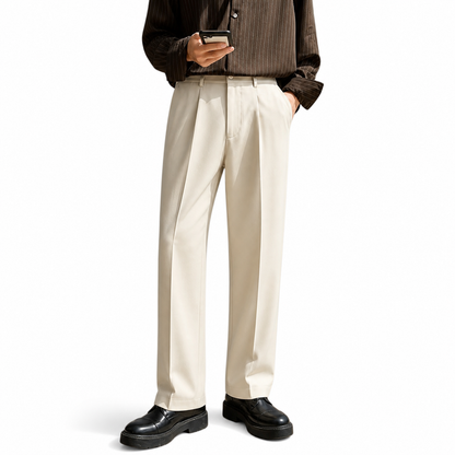 Pantalon homme à coupe droite avec plis frontaux et fermeture boutonnée