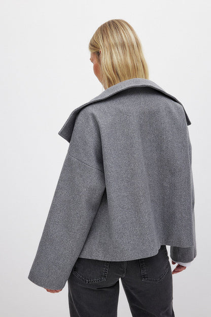 Veste courte pour femme avec deux rangées de boutons et large col-Womens Coat-Gigié