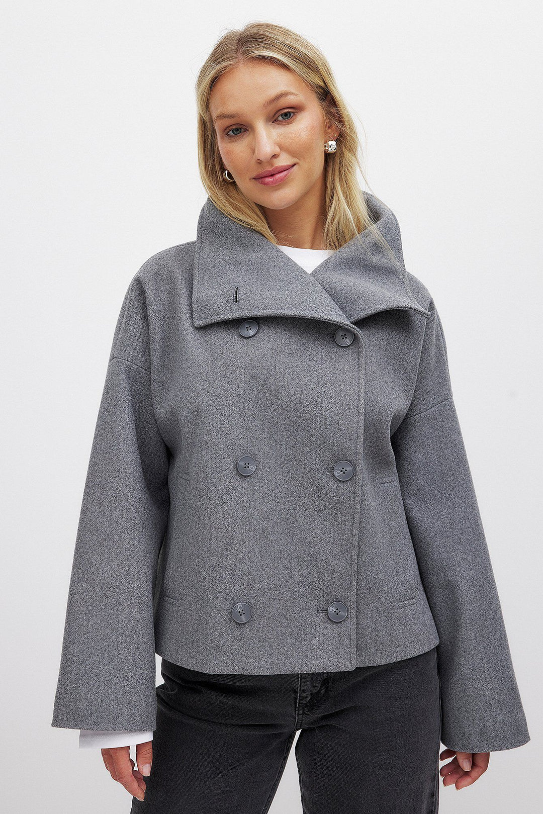 Veste courte pour femme avec deux rangées de boutons et large col-Womens Coat-Gigié
